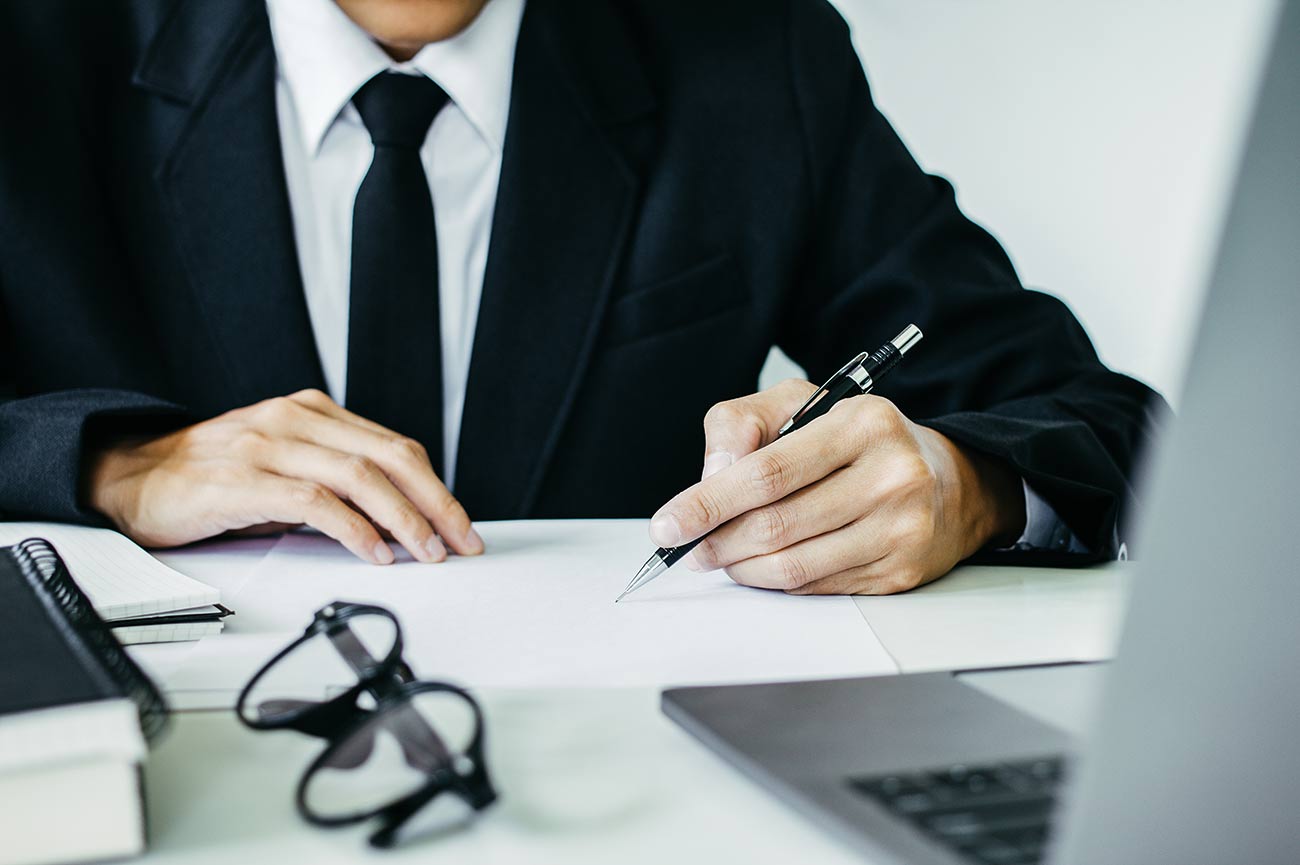 The Benefits of Hiring a Commercial Lawyer